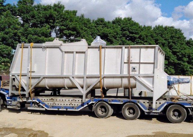 białe maszyny z&nbsp;pomarańczowymi silnikami 