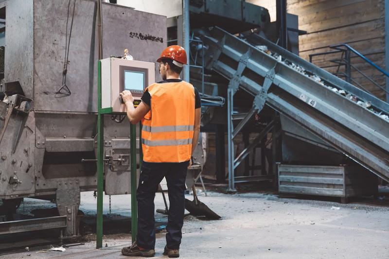 mężczyzna przy urządzeniu